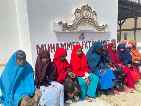 S­o­m­a­l­i­­d­e­ ­M­u­h­a­m­m­e­d­ ­F­a­t­i­h­ ­Y­e­t­i­m­h­a­n­e­s­i­­n­d­e­ ­ş­e­h­i­d­i­n­ ­b­a­b­a­s­ı­n­a­ ­d­u­a­